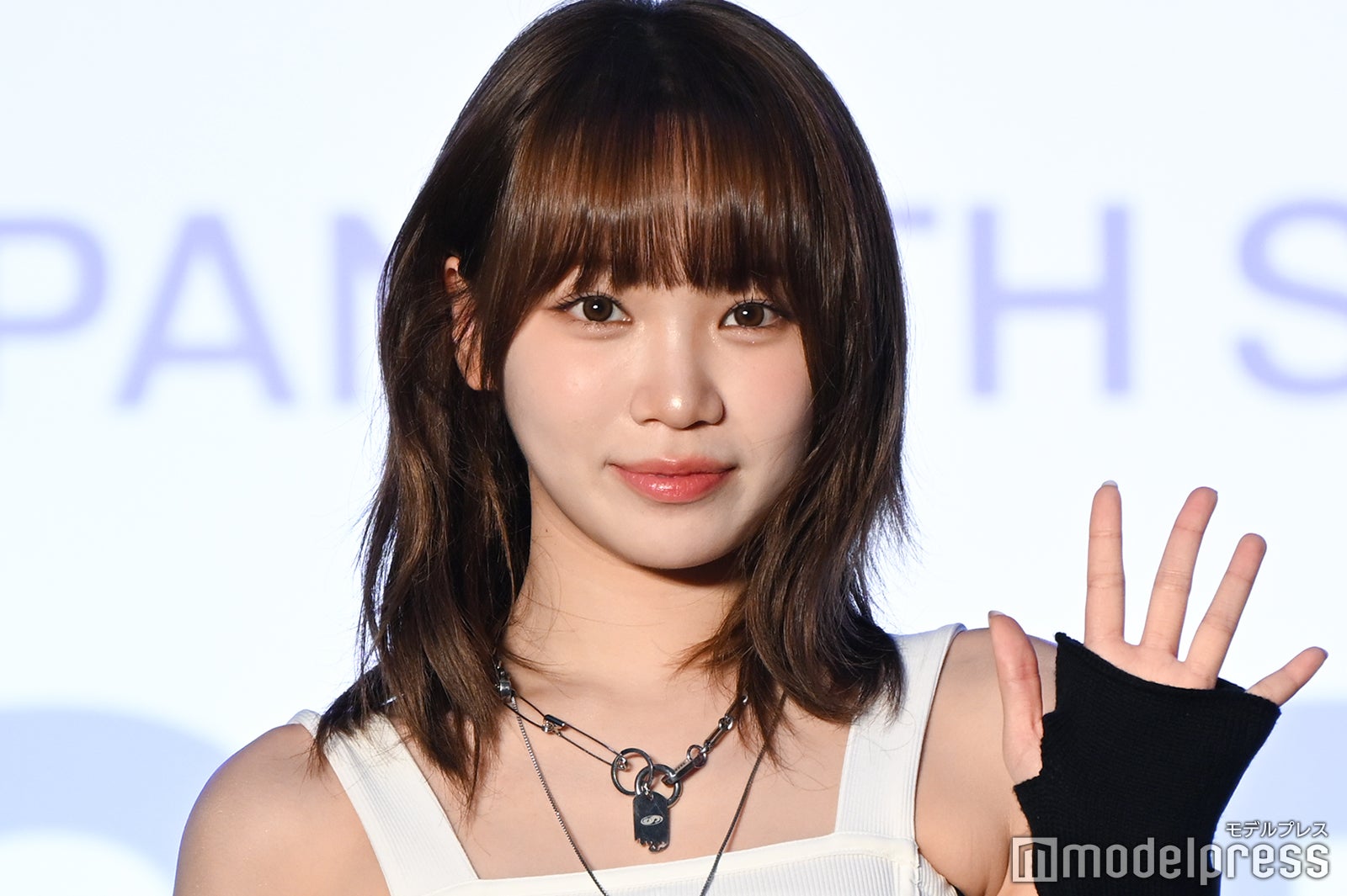 LE SSERAFIMチェウォン、ミニ丈ワンショルダーからほっそりウエスト