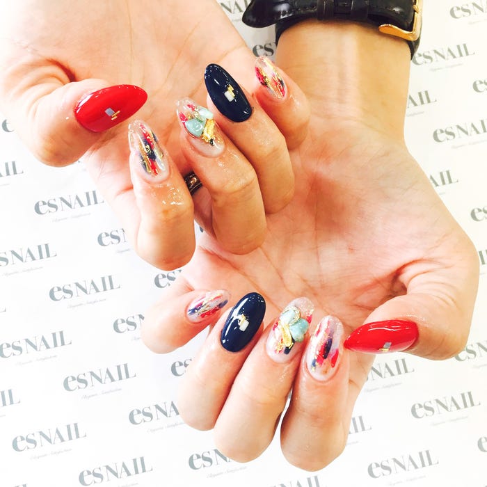 赤×ネイビーで大人っぽく/画像提供:esNAIL