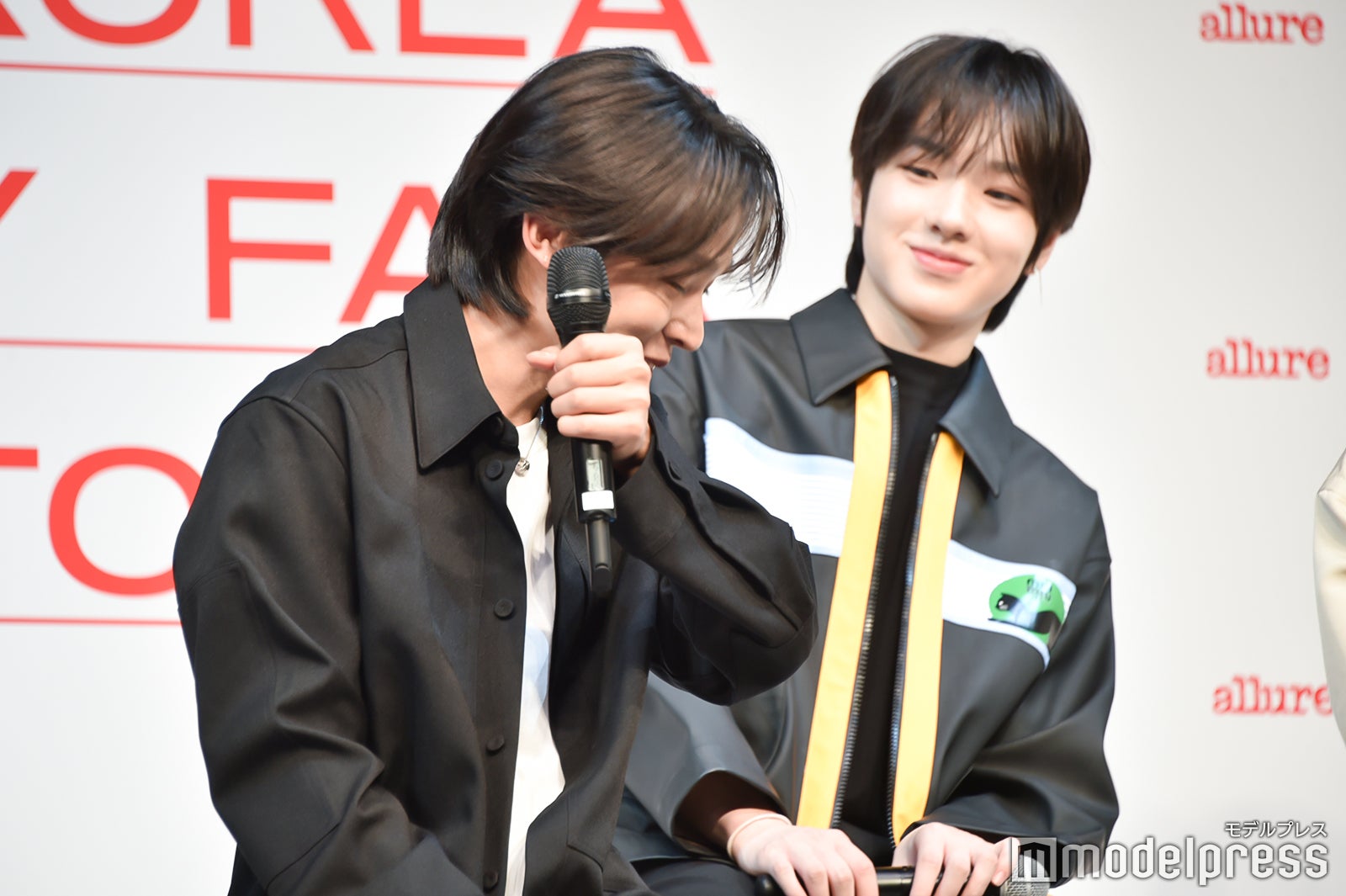 セクシーな表情をリクエストされ照れるリク、笑うサクヤ（C）モデルプレス