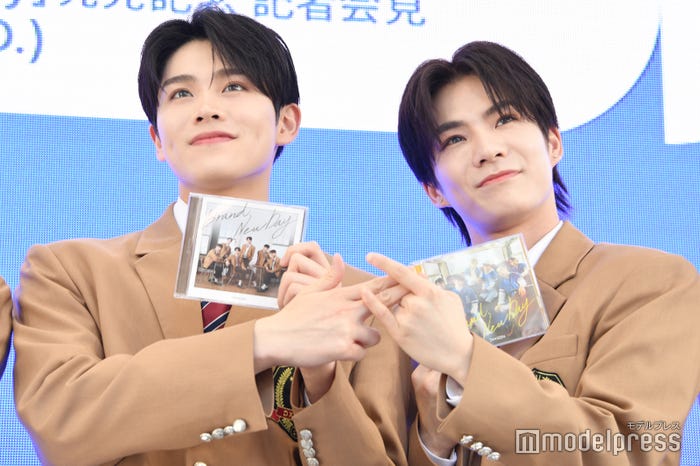 「DXTEEN」ポーズを決める大久保波留、谷口太一(C)モデルプレス