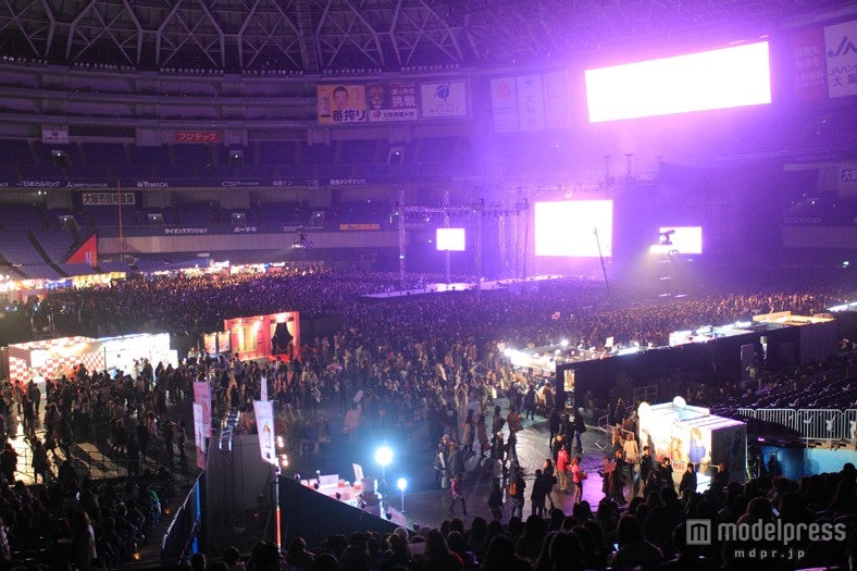 多くの人で賑わう「関西コレクション 2013spring＆summer」会場風景