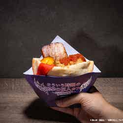 【エレン・ミカサ】情熱の辛口ソースとセセリ肉のピタパン〜滾る血脈のロンド〜税込990円(C)諫山創・講談社/「進撃の巨人」The Final Season製作委員会