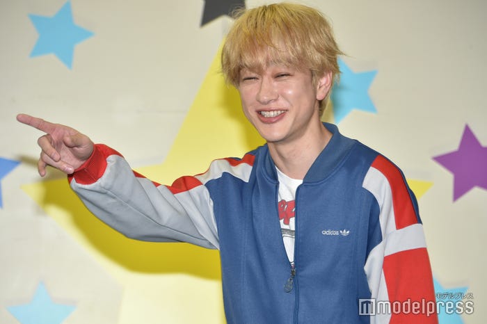 川原瑛都の進行を笑顔で見守る横山裕(C)モデルプレス