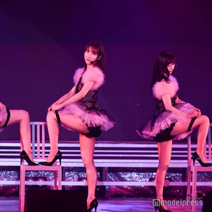 AKB48、柏木由紀演出で48曲ノンストップライブ 大人数で美脚全開「誘惑のガーター」も＜セットリスト＞