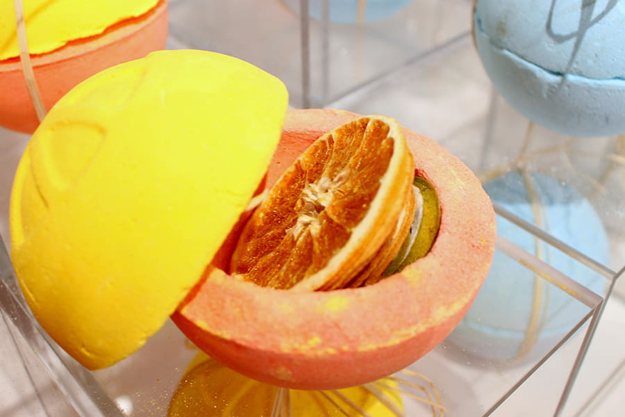 LUSH 原宿店「フルーティ ジャイアント ボムシェル」