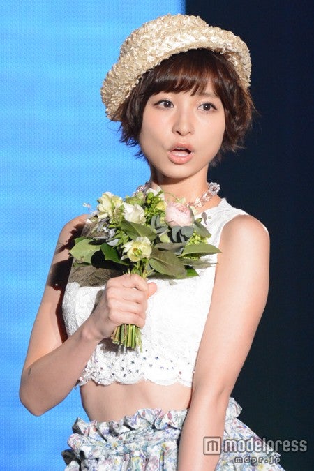 篠田麻里子、お腹チラ見せ　春満開コーデで魅了