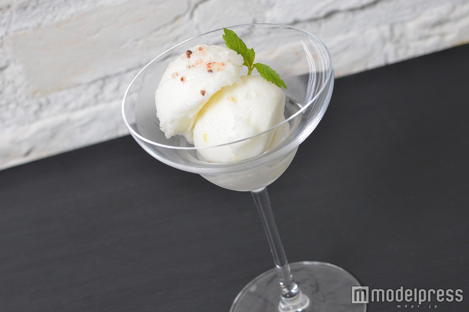 岩塩がレモンの美味しさを引き立ててくれる！（C)モデルプレス