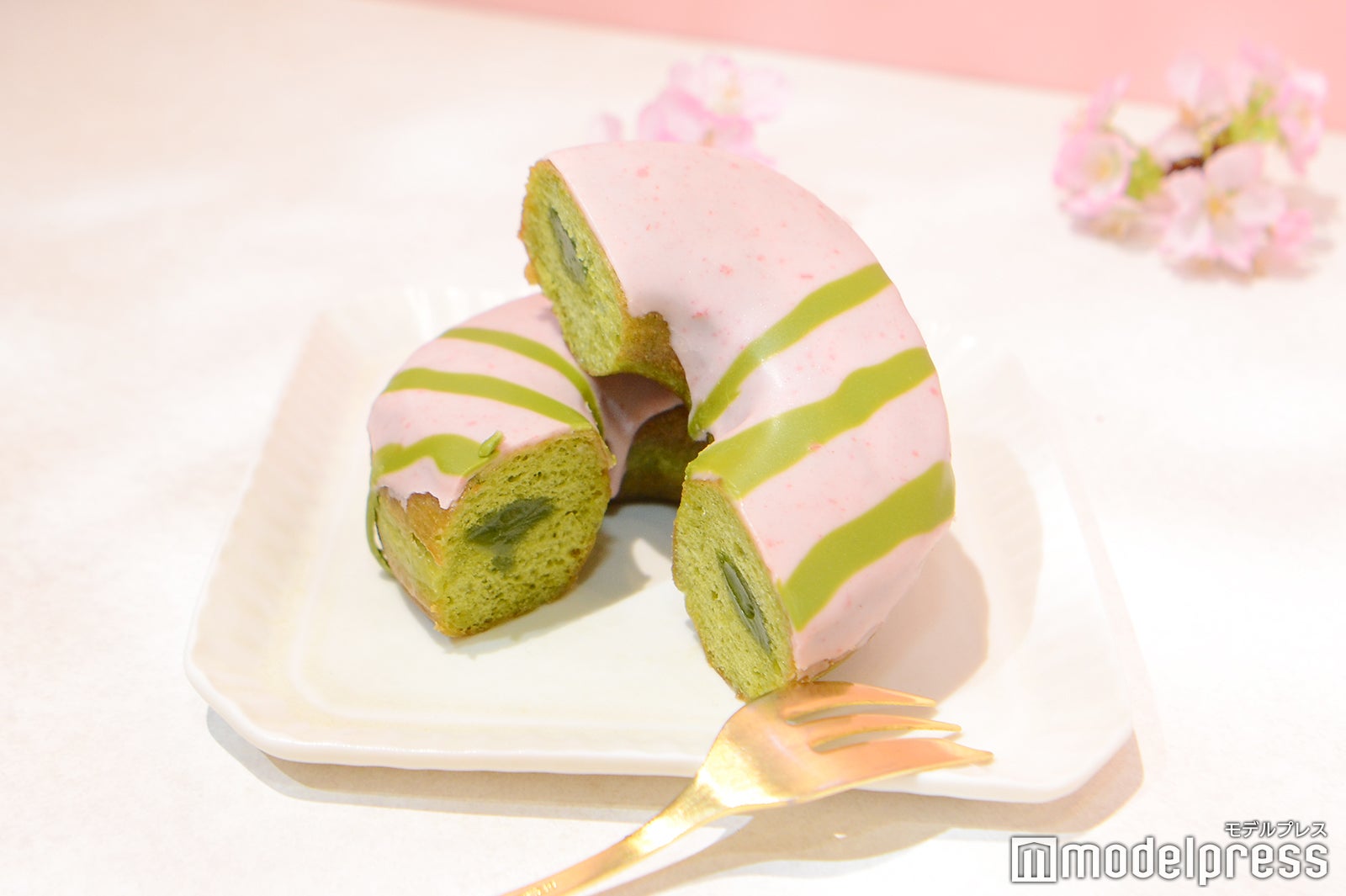 さくらと抹茶のドーナツ＜持ち帰りの場合＞¥285 ＜店内利用の場合＞¥290（C）モデルプレス