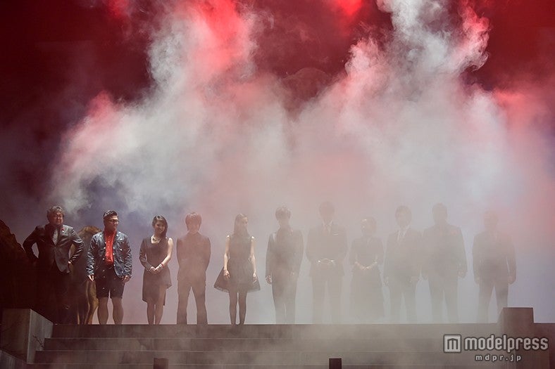 （左から）樋口真嗣監督、松尾諭、桜庭ななみ、本郷奏多、水原希子、三浦春馬、長谷川博己、石原さとみ、三浦貴大、ピエール瀧、國村隼