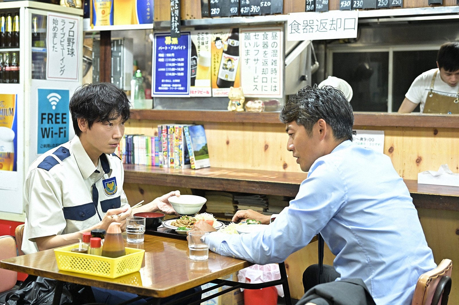 （左から）綾野剛、反町隆史／「オールドルーキー」第1話より（C）TBS