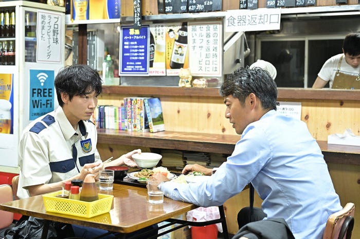 (左から)綾野剛、反町隆史/「オールドルーキー」第1話より(C)TBS