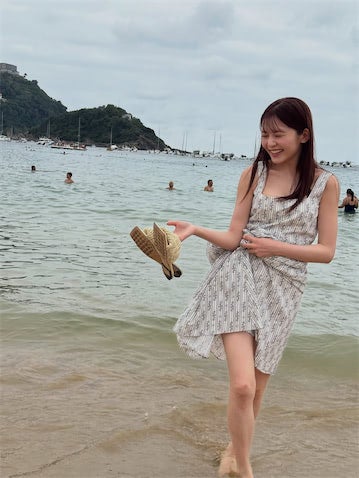 久間田琳加、スペインの海で見せた美脚にファン歓喜「りんくまちゃん素敵」「世界一かわいい！！！」