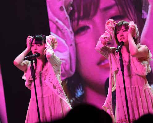 AKB48岡田奈々、佐藤七海と“変態同盟”でキス<全国ツアー神奈川公演チームB&チーム4セットリスト>
