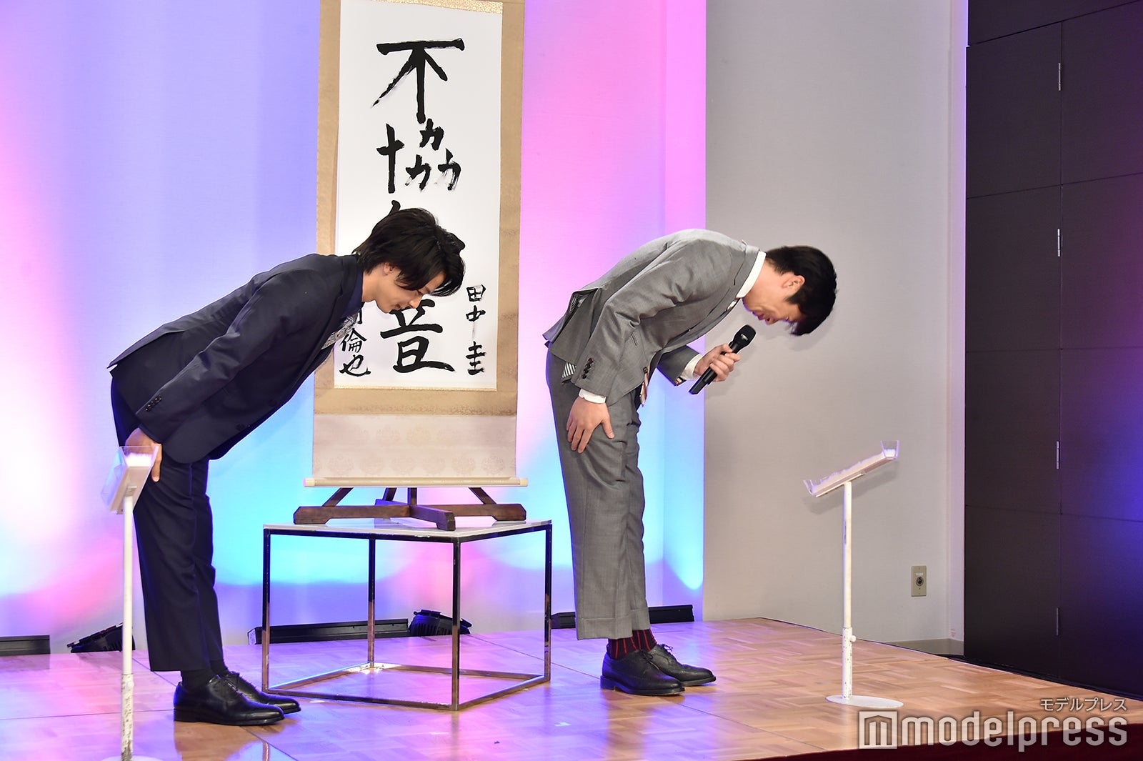 生け花の先生に深々とお辞儀をする中村倫也、田中圭（C）モデルプレス