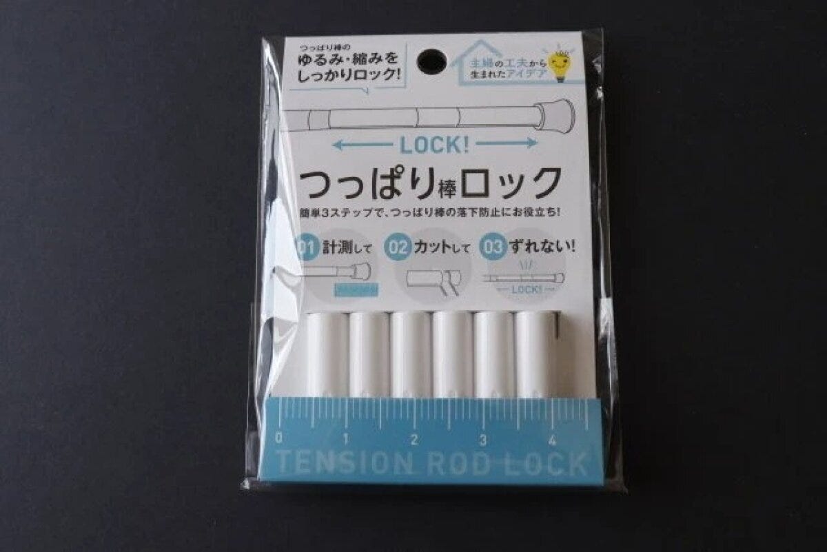ダイソーの「つっぱり棒ロック」商品パッケージ。黒い背景に置かれている。