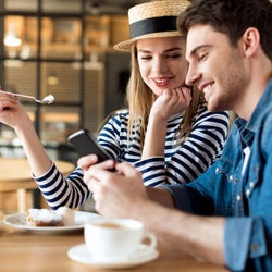 シャイな男性の 好意サイン 4つ モデルプレス