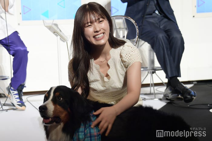 ジャック(ボナ)が自分のもとに来てくれて喜ぶ渋谷凪咲(C)モデルプレス