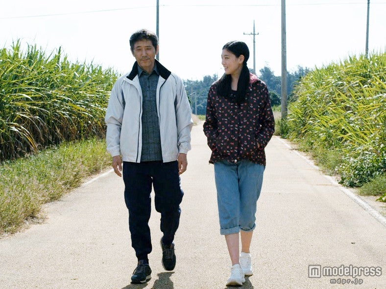 小林薫、三吉彩花／場面カット（C）2012「旅立ちの島唄～十五の春～」製作委員会