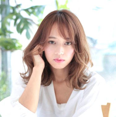 21年は切りっぱなしミディアムで垢抜ける 丸顔さんに似合う大人スタイル モデルプレス 21年は切りっぱなしミディアムで垢抜ける 丸顔さんに似合う大人スタイル モデルプレス