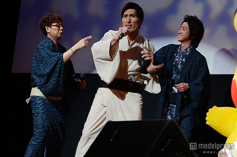 連行される篠原信一（中央）