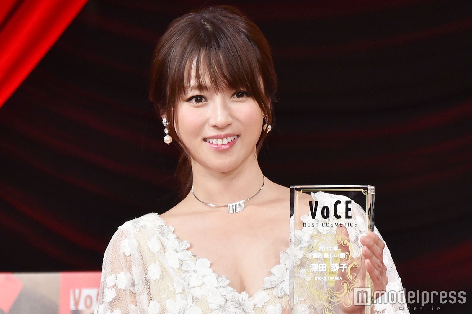 深田恭子、2017年“最も美しい顔”に選出 胸元ちらり美麗ドレス姿