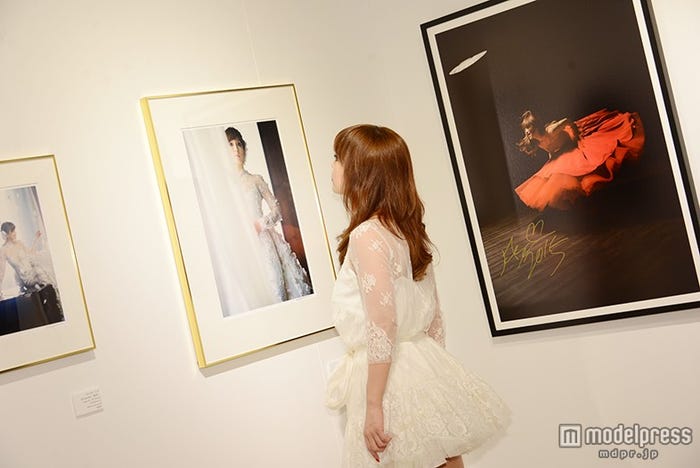 自身の写真を眺めている浜崎あゆみ