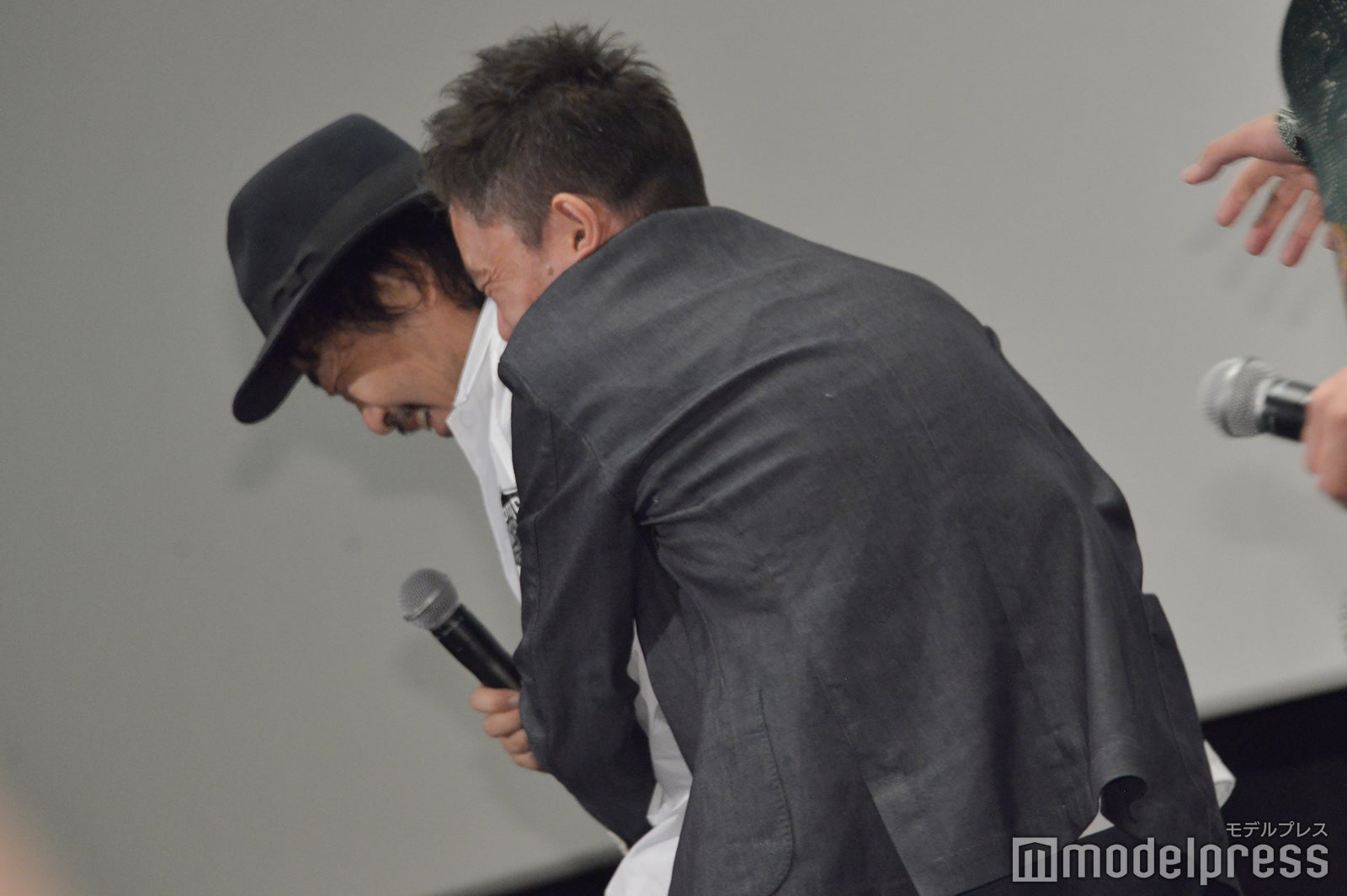 園子温監督に襲いかかる太田光監督 （C）モデルプレス