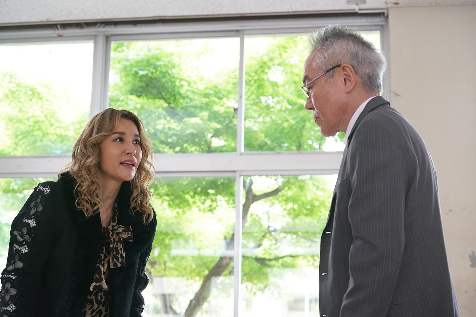 （左）鈴木紗理奈／「ナンバMG5」第5話より（C）フジテレビ