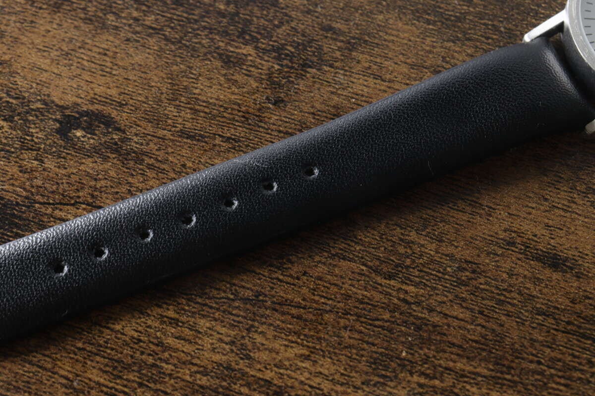 シンプルウォッチの黒いレザー風ベルトの質感アップ シンプルウォッチの黒いレザー風ベルトの質感アップ
