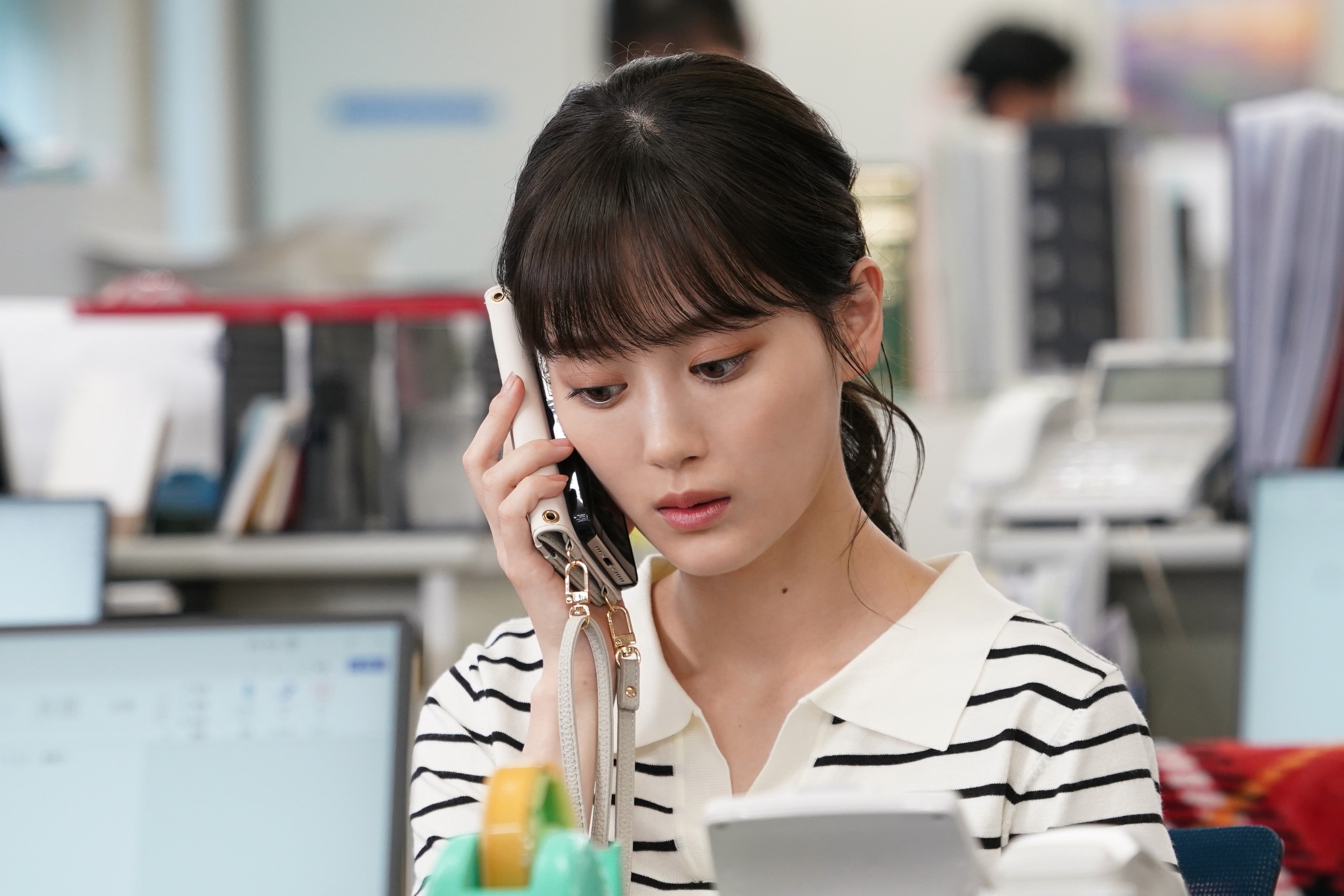 山下美月「降り積もれ孤独な死よ」第7話より（C）井龍一・伊藤翔太／講談社（C）ytv