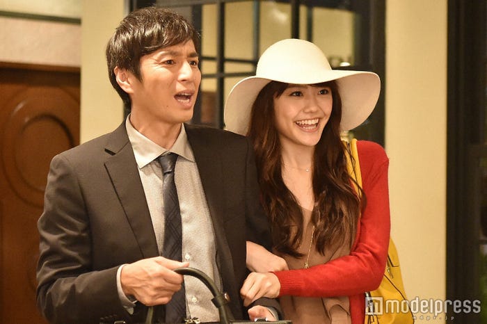 徳井義実、松井愛莉「私 結婚できないんじゃなくて、しないんです」第4話・場面カット(C)TBS