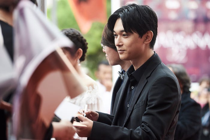 ファンサービスを行う吉沢亮(C)Getty Images