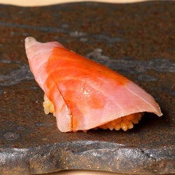 熟成魚のプロフェッショナルが「熟成鮨」を探求! 東京・広尾の看板のない鮨店『熟成鮨 万』