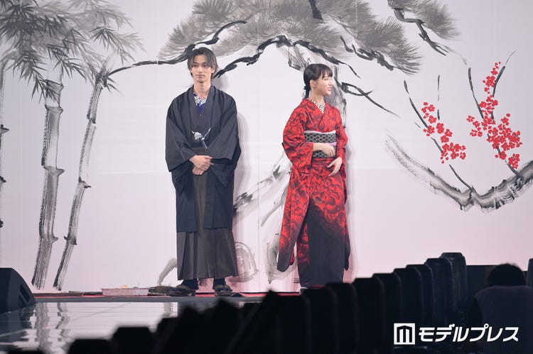 画像14 17 横浜流星 清原果耶 Tgc サプライズ出演で会場どよめき 和装で水墨画の生パフォーマンス 全ての魂を込めて Tgc 22 A W モデルプレス