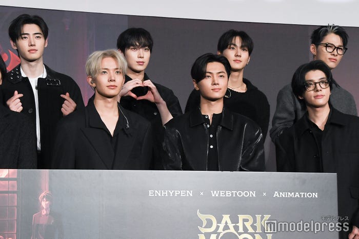 ENHYPEN/(上段左から)SUNGHOON(ソンフン)、SUNOO(ソヌ)、JUNGWON(ジョンウォン)、NI-KI(ニキ)、(下段左から)HEESEUNG(ヒスン)、JAY(ジェイ)、JAKE(ジェイク)(C)モデルプレス