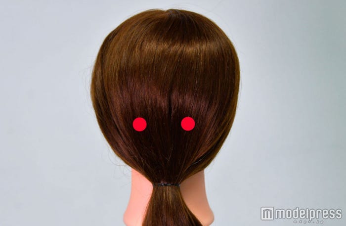 真ん中から左右に4cm(C)モデルプレス