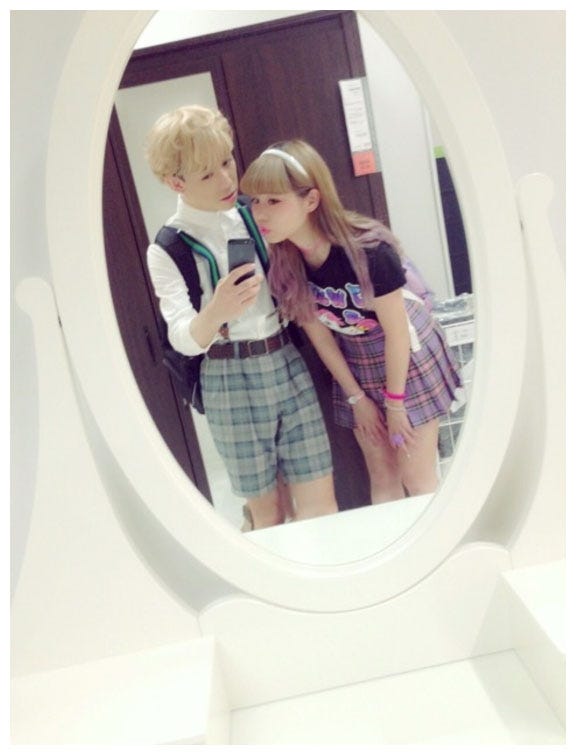 デートをするぺことりゅうちぇる/ぺこオフィシャルブログより(Ameba)