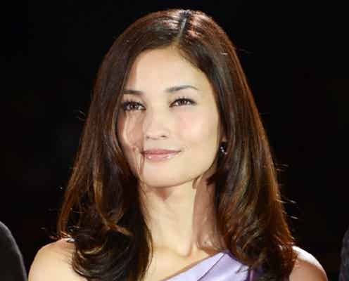黒木メイサ、大胆スリットのSEXYドレス披露 大変だったアクションシーンを明かす