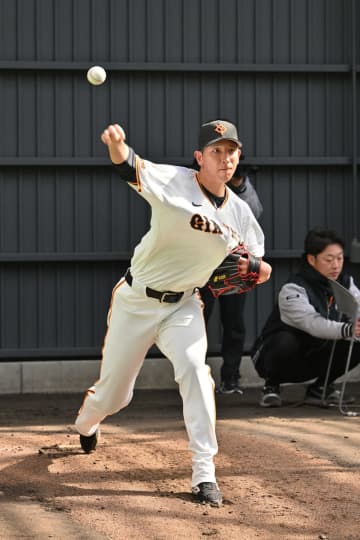 今年初実戦の巨人・戸郷が1回無安打無失点、1K 最後は147キロで見逃し三振 ベンチの阿部監督はパチパチと拍手