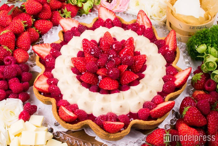 「波型 ホワイトチョコとクリームチーズのスフレタルト」piece:802円/whole(25cm):7,668円