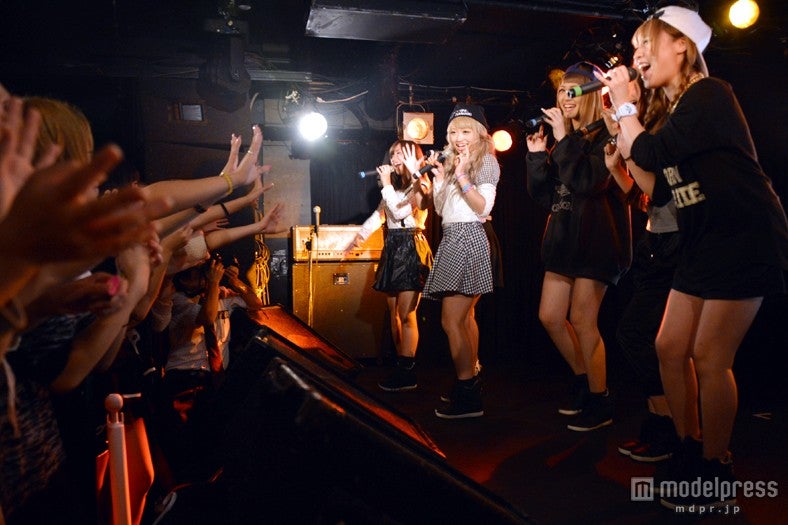 ファンと一体となり熱いパフォーマンスを繰り広げた。