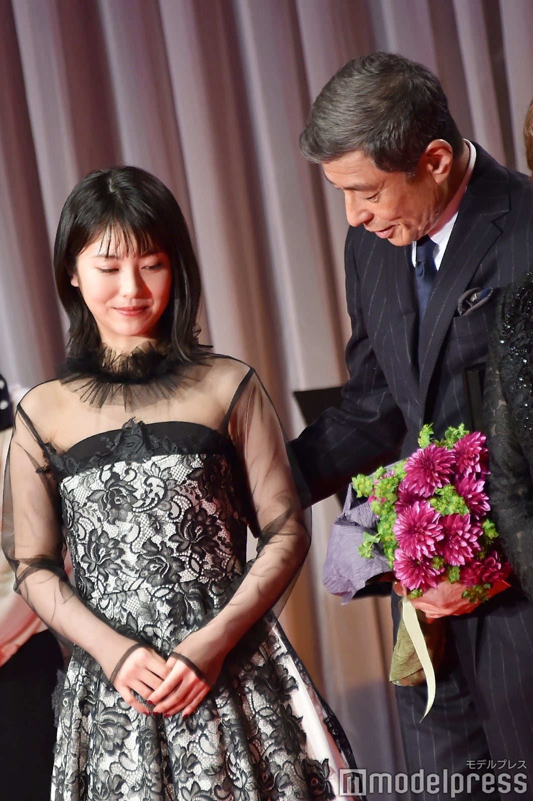 浜辺美波、舘ひろし（C）モデルプレス