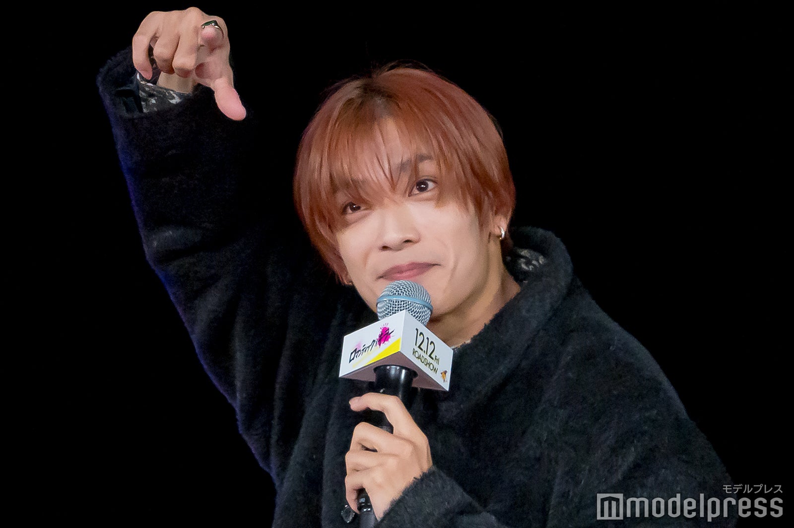 垂れ下がってる系の間接照明を説明する高橋恭平（C）モデルプレス