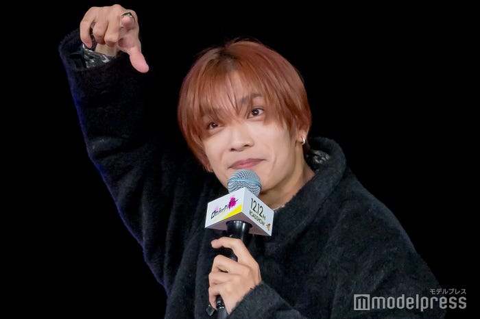 垂れ下がってる系の間接照明を説明する高橋恭平(C)モデルプレス