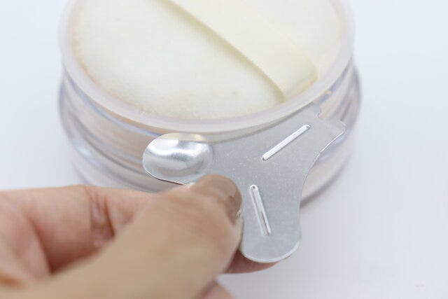 セリア フェイスパウダー詰め替えツール セリアのフェイスパウダー詰め替えツールでフタを開ける