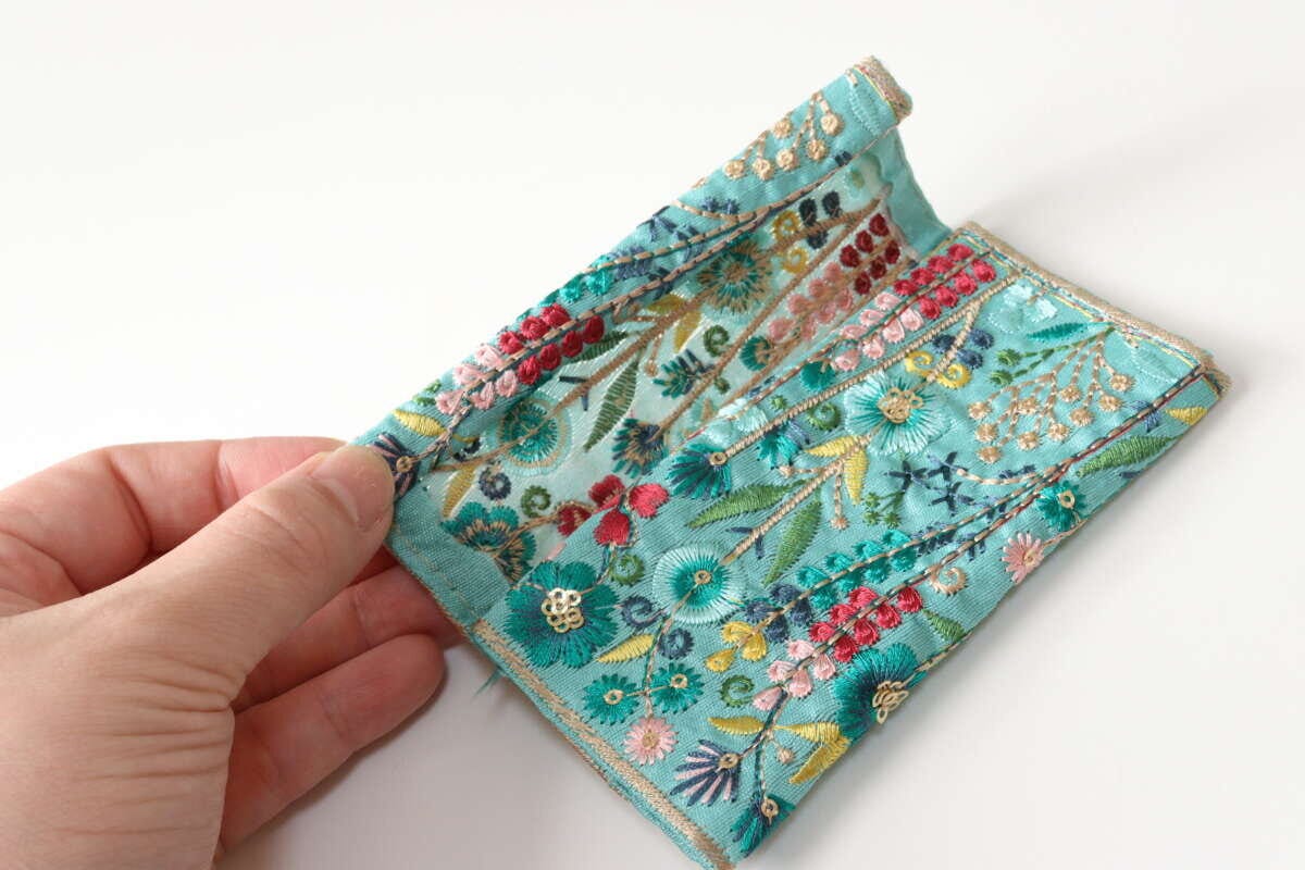 ダイソーのインド刺繍リボンでハンドメイド