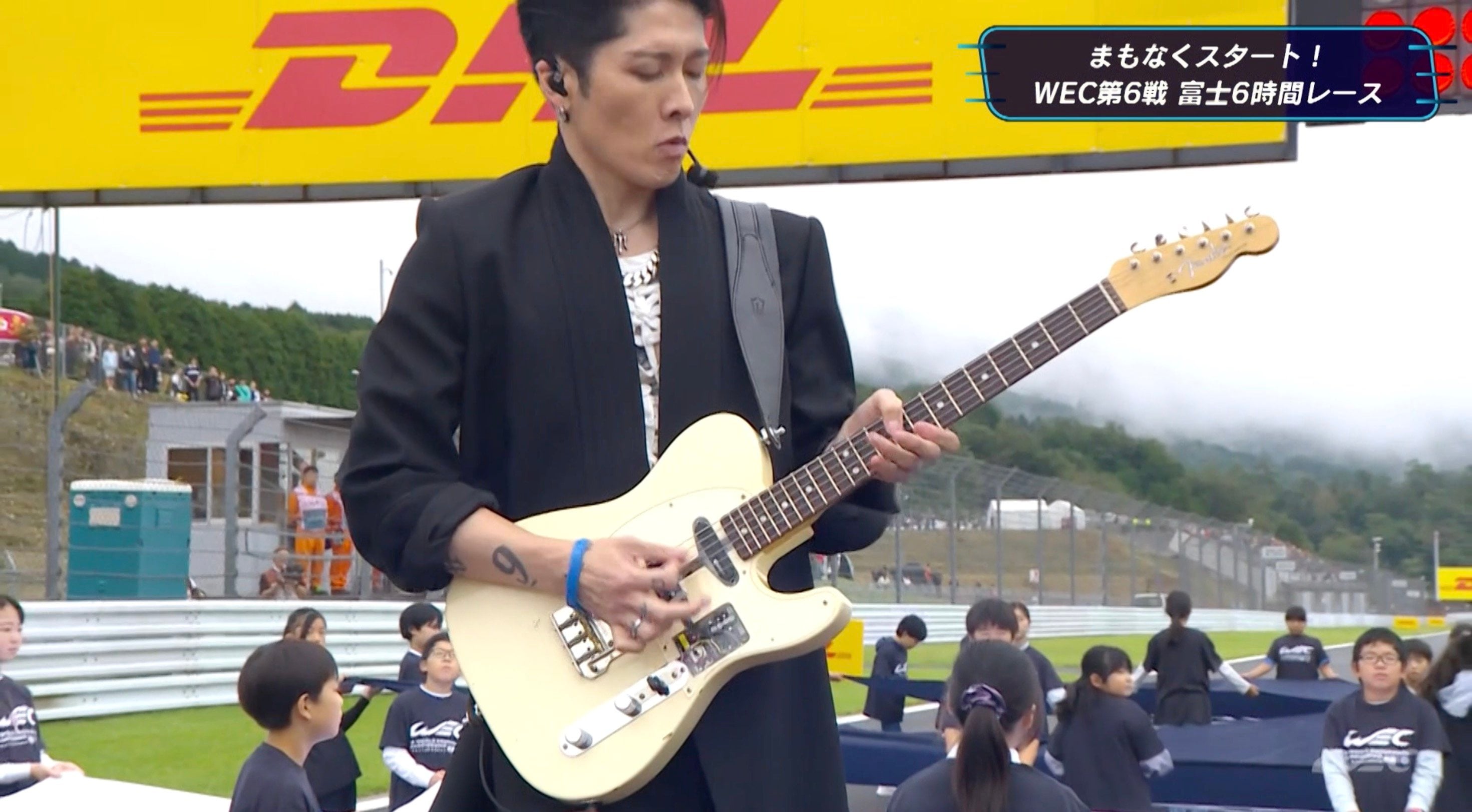 「まさか国歌演奏するとは」大物ギタリスト、“異色の生演奏”に反響 サーキットに轟くロックサウンドに驚きの声