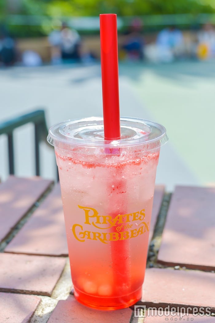 パイレーツスパークリングドリンク(グレナデン&ミントシロップ)」(¥380)/(C)モデルプレス