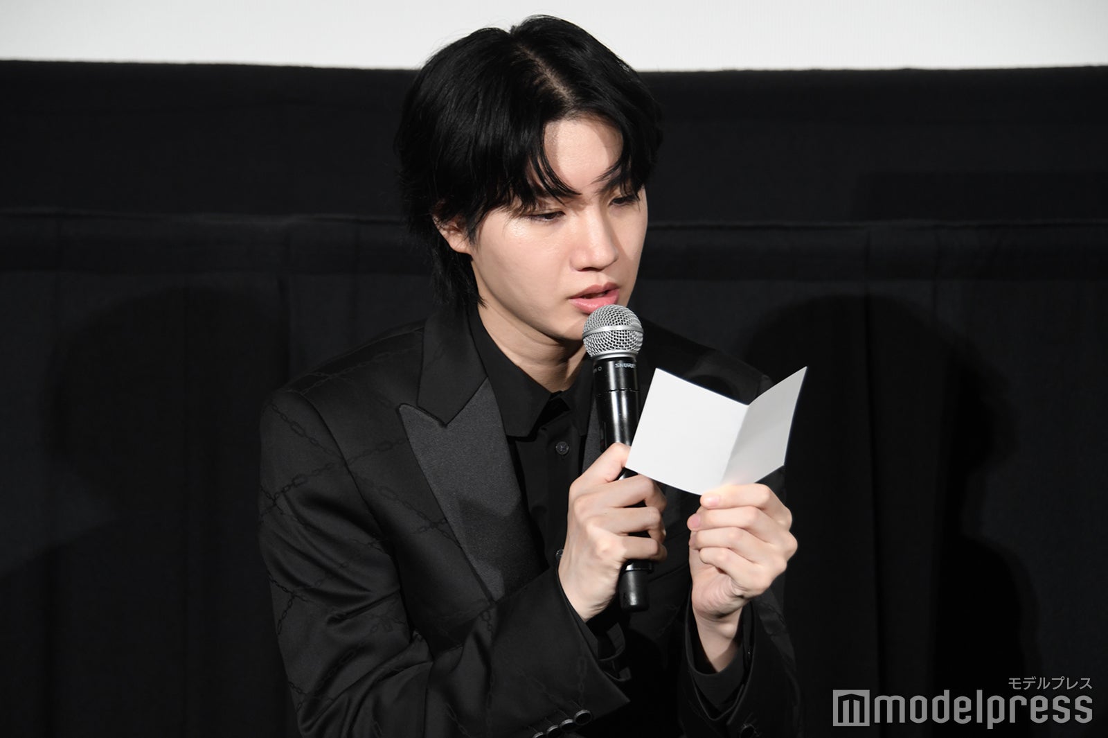 質問を読み上げる桜田通（C）モデルプレス