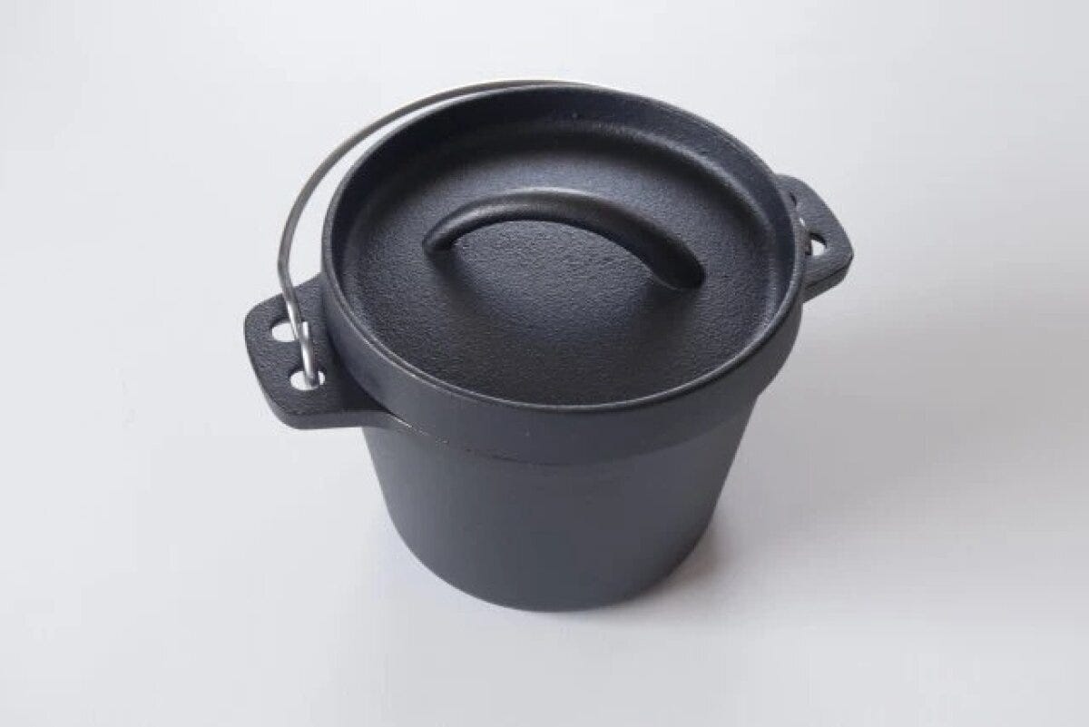 黒いミニサイズのダッチオーブンと蓋